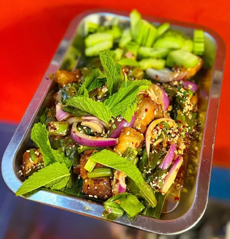 Crispy Pork Salad / Lab Moo Grob
