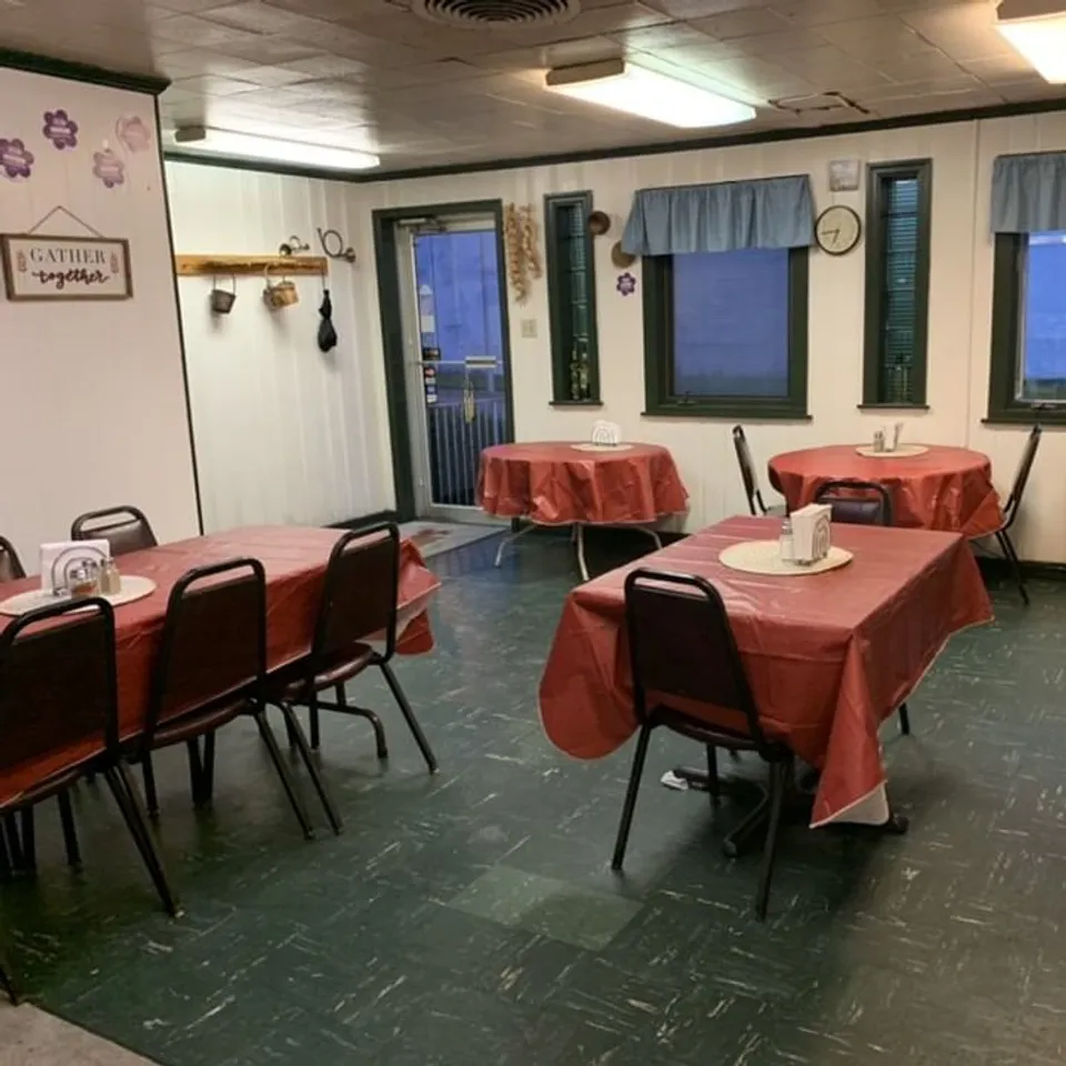 COZY DINING EXPERIENCE